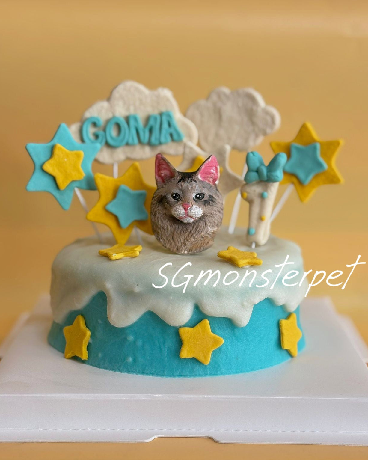 Pet cake with a cat figurine and star decorations