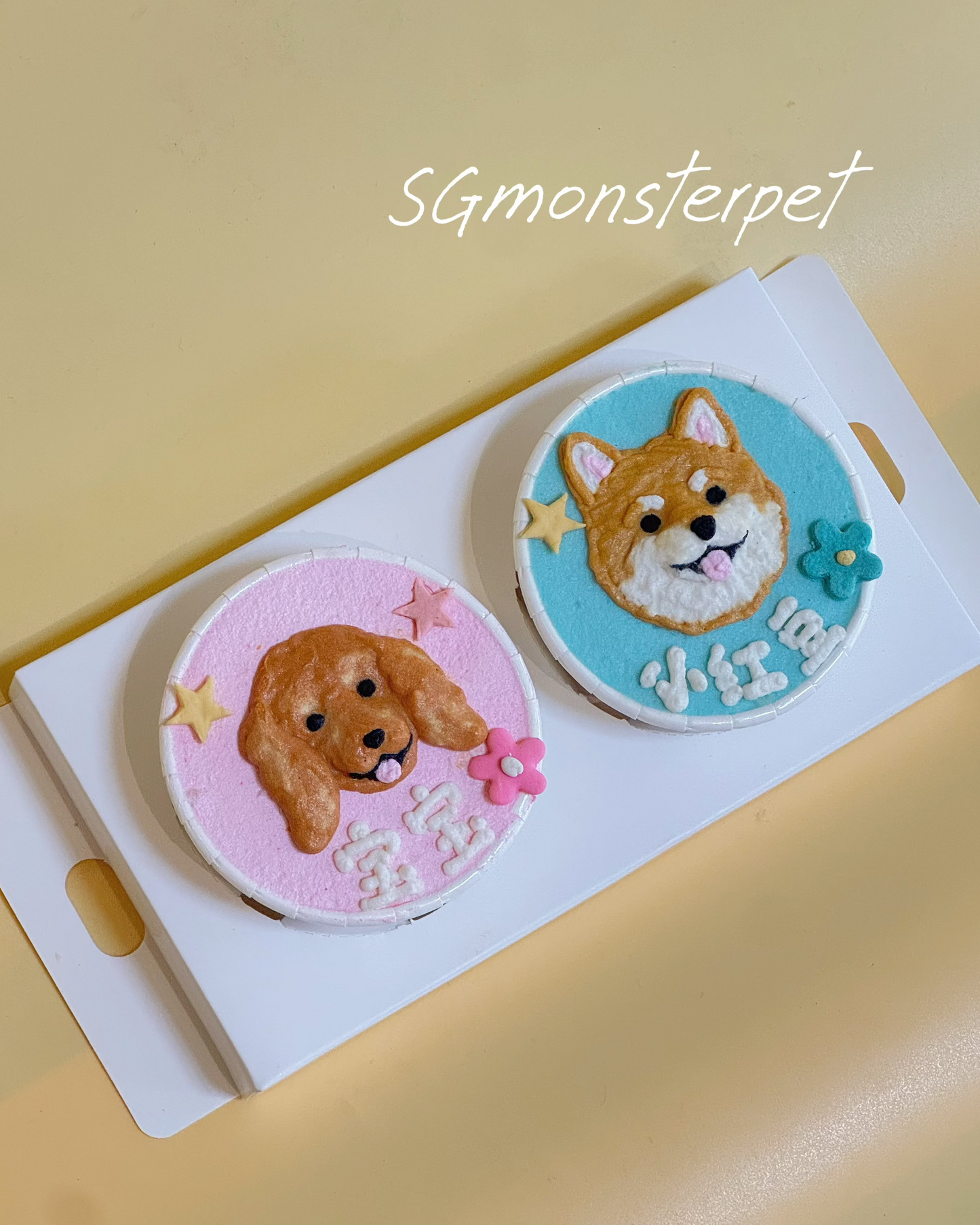 Two dog-themed pins on a white card with a yellow background, featuring the brand 'SGmonsterpet'.