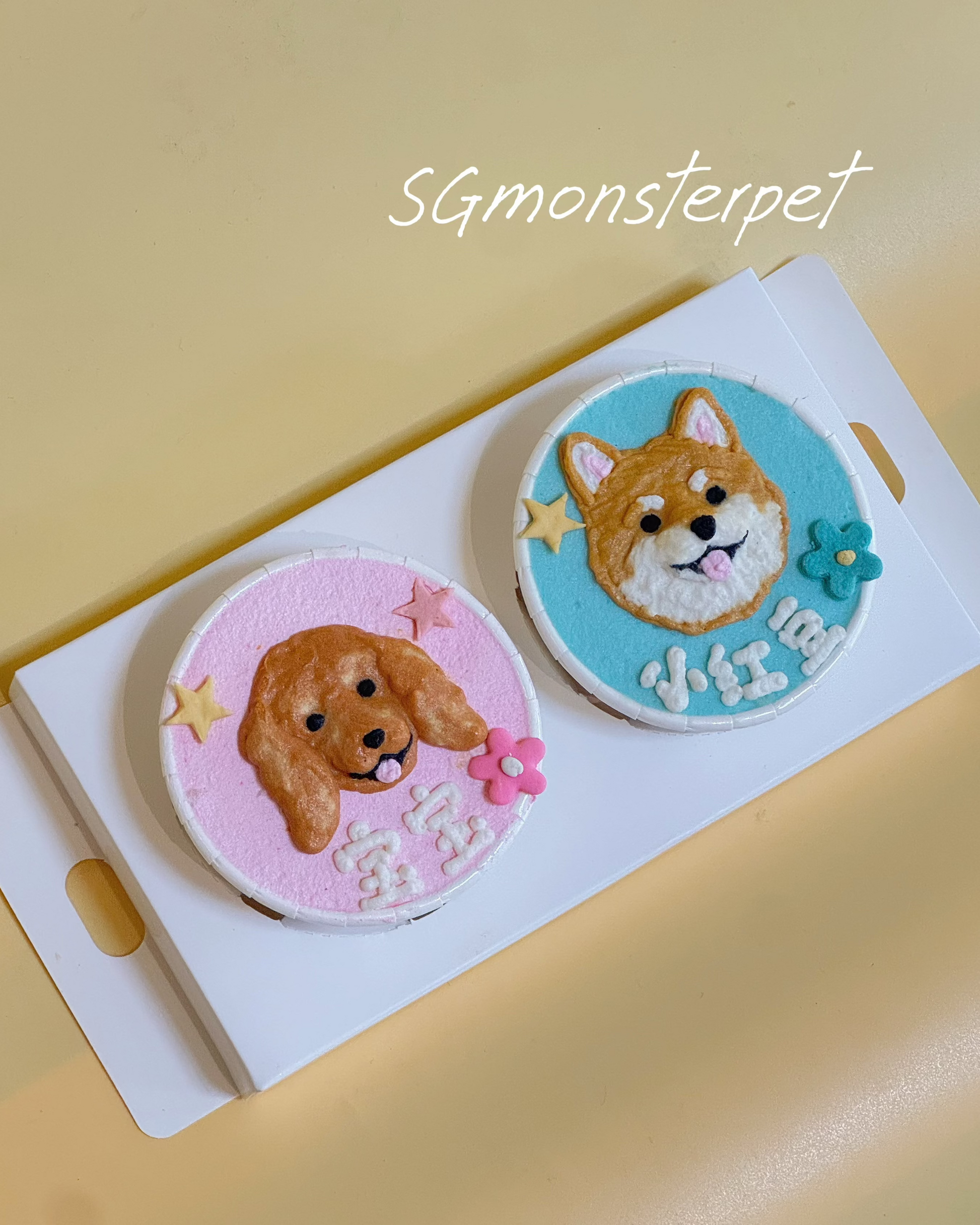 Two dog-themed pins on a white card with a yellow background, featuring the brand 'SGmonsterpet'.